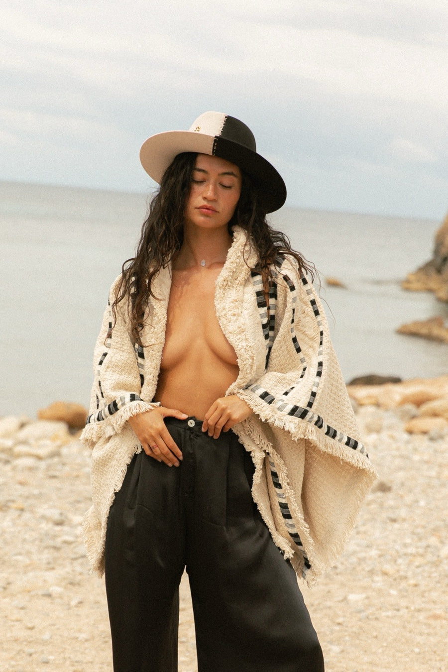ARROW PONCHO WHITE