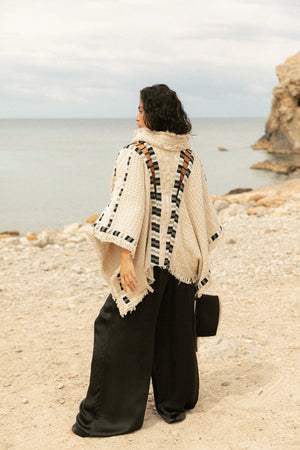 ARROW PONCHO WHITE