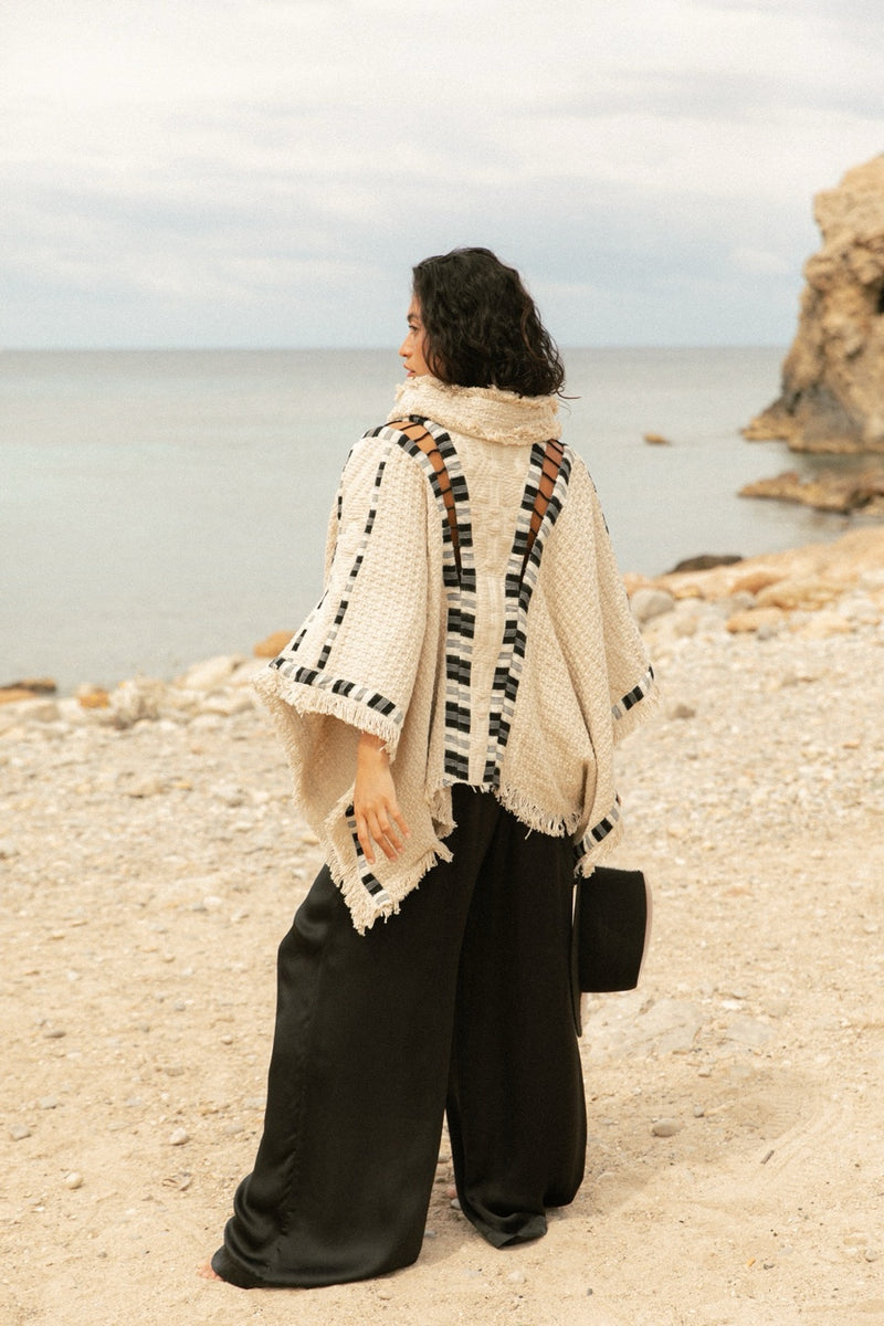 ARROW PONCHO WHITE