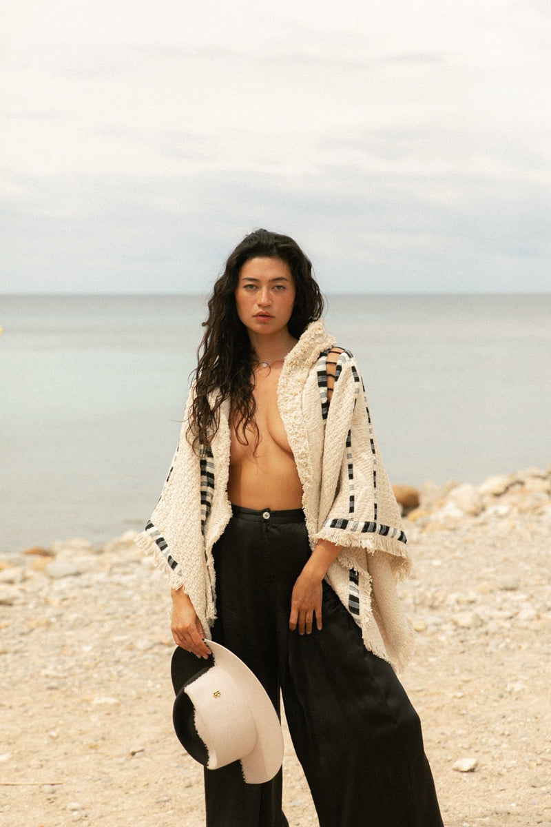 ARROW PONCHO WHITE