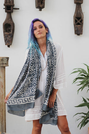 SHIRA SCARF AFRICA GREY AND WHITE
